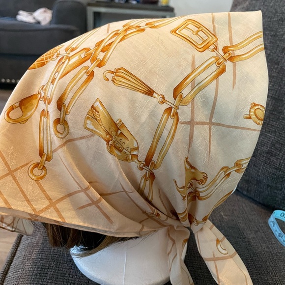 Burberry scarf nwot cotton clean. Hidden background flowers - Picture 4 of 12